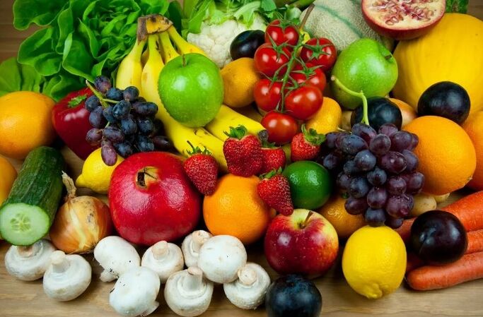 Frutas frescas com legumes e bagas